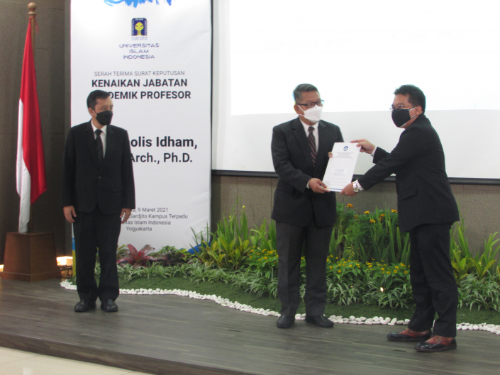 Foto1 Prof.Noor Cholis